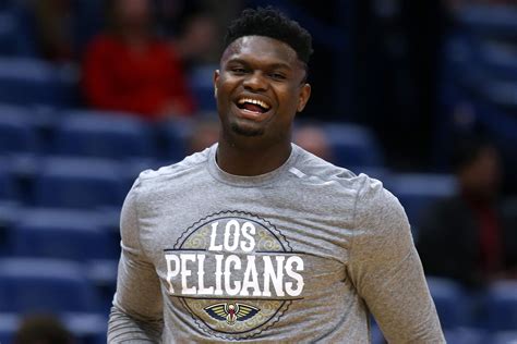 Write informative laconic excerpt under 30 words in mexican spanish for news below. Do not wrap it into quotation marks or html tags. Zion Williamson, jugador de baloncesto de los Pelicans de Nueva Orleans, ha sufrido varias lesiones en temporadas anteriores. A pesar de sus lesiones, Williamson ha demostrado ser un jugador de élite cuando está en la cancha. Para la temporada 2023-24, se espera que Williamson esté saludable y tenga la oportunidad de dominar en la pintura y distribuir el balón a tiradores abiertos.,Zion Williamson de los Pelicans se recupera de lesiones para demostrar su habilidad como jugador clave esta temporada.