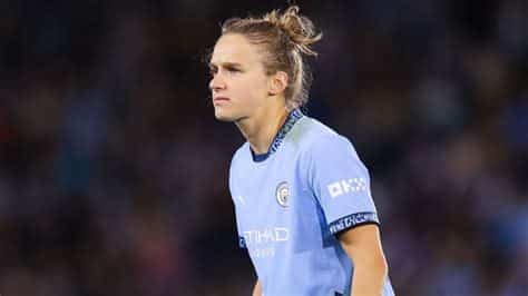 Write informative laconic excerpt under 30 words in mexican spanish for news below. Do not wrap it into quotation marks or html tags. Oct 30, 2024, 08:24 AM ETVivianne Miedema previously suffered an ACL injury while at Arsenal in December 2022. James Gill - Danehouse/Getty ImagesManchester City have confirmed that striker Vivianne Miedema has undergone knee surgery, although the club did not specify the extent of the injury.Miedema signed a three-year contract at City in the summer after her contract at Arsenal expired, scoring two goals in her first five games.It is not the first time she has suffered a significant knee injury. In December 2022, she suffered a ruptured anterior cruciate ligament (ACL) injury, which ruled her out of the majority of the 2022-23 and 2023-24 campaigns."The Dutch international will now begin a period of rehabilitation at the City Football Academy, working closely with the club&apos;s medical team," the club said in a statement. ESPN BET is owned and operated by PENN Entertainment, Inc. and its subsidiaries (&apos;PENN&apos;). ESPN BET is available in states where PENN is licensed to offer sports wagering. Must be 21+ to wager. If you or someone you know has a gambling problem and wants help, call 1-800-GAMBLER.Copyright: © 2024 ESPN Enterprises, Inc. All rights reserved. ,Vivianne Miedema, jugadora del Manchester City, se somete a cirugía de rodilla sin especificar gravedad.$img_Futbol#Lesión#Manchester City#ACL