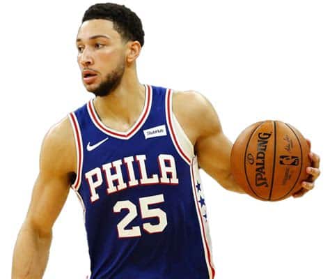 Write informative laconic excerpt under 30 words in mexican spanish for news below. Do not wrap it into quotation marks or html tags. Baloncestista Ben Simmons se encuentra en una encrucijada en su carrera después de sufrir una caída significativa en su rendimiento en los últimos años. Desde sus primeras tres temporadas, en las que promedió 16.4 puntos, 8.2 rebotes, 8.0 asistencias, 1.7 robos y 0.8 bloqueos por partido, Simmons ha jugado solo 100 juegos en las últimas tres temporadas, promediando 10.6 puntos, 6.8 rebotes, 6.5 asistencias y 1.6 robos por partido. Su falta de voluntad para lanzar al aro ha sido objeto de debate, con Simmons promediando solo 5.6 intentos de tiro por partido la temporada pasada. Aunque Simmons ha enfrentado lesiones en los últimos años, también se ha especulado sobre la pérdida de confianza en su juego. A pesar de tener solo 26 años, su valor en el draft ha caído debido a las incertidumbres sobre su rendimiento. Sin embargo, su llegada a los Brooklyn Nets ofrece oportunidades para que recupere su nivel, ya que el equipo necesita un jugador que maneje el balón y distribuya.,Ben Simmons atraviesa una encrucijada en su carrera debido a una caída en su rendimiento. Con oportunidades en los Brooklyn Nets, busca recuperar su nivel.