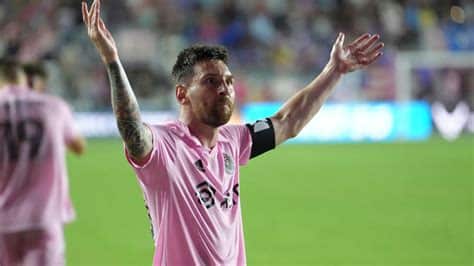 Write informative laconic excerpt under 30 words in mexican spanish for news below. Do not wrap it into quotation marks or html tags. Oct 30, 2024, 12:17 PM ETLionel Messi transformed Inter Miami from a bottom-table team to one of the greatest in the history of Major League Soccer. Under his helm, the Herons lifted the 2023 inaugural Leagues Cup trophy, 2024 Supporters&apos; Shield and set the new league record for most points recorded in a single MLS season with 74.He revolutionized football in Fort Lauderdale in just over a year and a half as Inter Miami captain, and his teammates note Messi&apos;s contagious desire for greatness and ability to inspire constant improvement through example.Though Messi will rarely be the one to lead loud halftime speeches or guide the team huddle on the field before the initial whistle, his subtle approach to leadership has made an immense impact among the younger generation at Inter Miami. On and off the field, from the final third or sidelines, the Argentine forward finds a way to elevate Inter Miami.Goalkeeper Drake Callender revealed that this "Messi Effect" actually began on June 7, 2023, when the Argentina star first announced his intention to join the club in a televised interview with Mundo Deportivo. No one expected or prepared for the news, but the Miami players reacted before any paperwork had even been drafted."We were in Alabama, getting ready for our Open Cup game against Birmingham, and heard the announcement that he would officially join us," Callender said. "We were in our pregame meal, and after that moment, I said, &apos;Alright guys, we have to go and win because Messi can&apos;t join a team that&apos;s not competing. We want to be in good shape for when he joins.&apos; That was a big transitional moment for us, organizationally, culturally, locker room-wise. Everything changed."Inter Miami went on to beat Birmingham Legion FC 1-0 that afternoon to advance to the next round of the 2023 U.S. Open Cup, eventually reaching the final. Once he arrived in Fort Lauderdale, Messi&apos;s influence over his teammates naturally evolved. Behind closed doors at the Florida Blue training center, the Argentine striker intensified training sessions and raised the bar for all around him to perform at a higher level.Messi turned a simple rondo at the start of practice into a vigorous exercise that left teammates with heightened senses and improved reflexes. A once routine introduction to everyday training used to warm up and loosen muscles evolved into a competition of the fittest under the new captain&apos;s watch. For Callender, training alongside Messi means facing the daunting challenge of blocking direct shots from the forward every week for the majority of the year.Since arriving at Inter Miami, Lionel Messi&apos;s impact on and off the field has catalyzed the club&apos;s path to success as well as his teammates&apos; performances. (Photo by Megan Briggs/Getty Images)Callender started his career in 2021 in South Florida with Inter Miami&apos;s affiliate team Fort Lauderdale CF. In just over two years, he went from facing USL opponents to honing his talent between the posts with the help of one of the greatest players in the world."When you have a player with very high quality like that around, I personally wouldn&apos;t be playing it the best I can without him," Callender said. "We&apos;re playing the best teams, but I&apos;ve learned to stay grounded. When you train with a player with very high quality like that, how could I personally not be prepared the best I can?"Beyond the tactical and technical benefits, Inter Miami goalkeeping coach Sebastian Saja revealed to ESPN that training alongside Messi has provided Callender with a mental advantage over opponents that correlates with his recent success on the pitch."There is no better training than that. No one is going to kick better than Messi in games, so if Drake can make two or three saves against Messi in training, that will fill him with confidence," Saja said to ESPN. "It allows him to think, well, the striker I face on Sunday is not going to score against me because I just saved Messi."Since Messi joined Inter Miami on July 15, 2023, Callender has evolved into a game-saving figure. During the inaugural Leagues Cup final, just weeks after Messi arrived, the goalkeeper saved two penalty attempts in the shootout and scored the final attempt to clinch the team&apos;s first trophy.Callender&apos;s actions on the pitch yielded call-ups to the U.S. men&apos;s national team and he was labeled "good for the group" by former head coach Gregg Berhalter.A year later, he made another decisive save when stopping a penalty against the Columbus Crew on Oct. 2 to secure the 3-2 victory and win the 2024 Supporters&apos; Shield. "His penalty save was crucial. I believe we have one of the best goalkeepers in the league," said head coach Gerardo Martino.In 2024, Callender managed his best shot-stopping season by saving 3.6 goals more than expected, according to FBref, to rank in eighth place among all MLS goalkeepers. His efforts on the pitch and five clean sheets also propelled Inter Miami to clinch the MLS record for most points recorded in a single season.playWill the Messi gamble pay off if Inter Miami win the MLS Cup?Futbol Americas&apos; Herc Gomez says Lionel Messi was brought into Inter Miami to win trophies like the MLS Cup.For midfielder Benjamin Cremaschi, the lessons from Messi come in the form of conversations during training and before matches. The young midfielder kicked off his career with Inter Miami&apos;s academy in 2021, playing an important role in the under-17 team&apos;s win at the Generation Adidas Cup. Despite standing out on an academy level, Cremaschi only made his senior team debut in February 2023.In the span of five months, Cremaschi went from being a substitute under former head coach Phil Neville to playing an integral role in the 2023 trophy-winning Leagues Cup run alongside Messi. The inexperienced player was suddenly called upon by Martino and given a crash course by the Argentine forward on how to succeed and maximize his potential."We talk about things he needs from me in games to connect, what he thinks I can improve on and learn," Cremaschi said. "He asks me for better positioning, waiting for the ball, staying more stationary, not always being in movement, but trying to create space to generate space for the 10. I try to absorb everything he tells me because I have to learn from him, he is the best."Cremaschi went on to explain how the communication between the two players has evolved into hand gestures and signals during matches, which often inspire threatening opportunities in the final third. Since Messi&apos;s debut, Cremaschi has recorded five goals and seven assists, while improving his pass accuracy percentage from 85% in 2023 to 88.8% in 2024. His upward trajectory also earned Cremaschi a call-up to the U.S. men&apos;s national senior team and a spot on the 2024 USMNT Olympic roster, with the team reaching the quarterfinals in their first tournament appearance since 2008.Benjamin Cremaschi, center, is just one of the many players on Inter Miami who has benefited from Lionel Messi&apos;s experience and knowledge. Eric Bolte-USA TODAY SportsThough the tactical improvements vary from position to position, Martino insists Messi&apos;s influence is undeniable."They are learning day by day," Martino said to ESPN. "The younger players see, fundamentally, how he competes. They observe the way he competes in training. They copy him for being competitive, for always wanting to be at the highest level of play, for getting angry, for fighting, that when you have it on a day-to-day basis improvements come."Inter Miami lifted their first piece of MLS silverware on Oct. 2 and broke the league&apos;s points record by three. By the end of September, the team nearly doubled last year&apos;s 34-point tally, recording 64 points in just 30 games with many of the same key supporting figures in the starting 11.Players who had previously only seen time with Inter Miami&apos;s second team or academy and collegiate teams are now playing a pivotal role in a title race, with the guidance of the club captain.Yannick Bright, who joined the team in December as 2024 MLS SuperDraft first-round selection, quickly maximized his rookie year by learning from Messi and adapting to the game under coach Martino. His offensive qualities in the midfield earned him a starting role in 12 out of a possible 15 regular season games since July 19, after averaging 3.13 tackles, 2.05 interceptions, 1.98 blocks and 2.30 clearances per 90 minutes, according to FBref.The player&apos;s actions in the midfield ranked him in ninth place for most interruptions in the midfield among MLS players with at least 1,000 minutes this year, according to American Soccer Analysis.Ali Krieger and Sebastian Salazar debate the biggest storylines and break down the best highlights from women&apos;s soccer in the Americas. Stream on ESPN+ (U.S. only) "I want to also mention Yannick Bright, who, for me, was the best player of the night," Martino said after Inter Miami&apos;s 2-1 victory over the Chicago Fire on July 20. "Yannick is a player who stole as many as 12 balls, I don&apos;t know the exact number, but that is something you don&apos;t see very often in this league. And he rarely commits fouls and typically directs the ball with smart decisions. That is a great attribute for a central midfielder and he understands the game well."Inter Miami academy product Noah Allen, who debuted for the senior team on Feb. 26, 2022, served as a lifeline to Martino this season after the backline suffered several injuries throughout the campaign. Martino often called on Allen to serve, after impressing with his stability on the ball.Against Toronto FC on Oct. 5, Allen mitigated the opponent&apos;s 15 shots while completing 93 passes, the most from any Inter Miami player on the field, with a 94.9% accuracy."Noah Allen was the best player on the pitch for us," Martino said after Miami&apos;s 1-0 victory over Toronto FC with Luis Suárez and Sergio Busquets on the field.Fans may be quick to credit Messi for Inter Miami&apos;s rise to the top this season after the forward tied for second place in the Golden Boot race with 20 goals and contributed 16 assists in just 19 games. But behind his eye-catching statistics stand several supporting players that have been able to sustain momentum while he&apos;s unavailable.During Copa America, while the forward led Argentina to the trophy, Miami racked up 12 points out of a possible 15. Messi then went on to miss an additional two months after suffering a right ankle sprain during the final. But Inter Miami continued to handle his injury well by managing a 4-0-0 (W-L-D) record in MLS and 2-2-0 record in Leagues Cup.Key contributors Suarez, Busquets and Jordi Alba continued to support the team, but players in every area of the pitch stepped up to inspire success. David Ruiz, Cremaschi, Diego Gómez and Federico Redondo all contributed on the goal-scoring front to propel Inter Miami to a whopping 68 goals scored this season, while academy players Ian Fray and Allen braved the backline to secure several victories.Cremaschi and Robert Taylor single-handedly led the 2-1 victory over Charlotte FC on July 3, while Gomez and Redondo each scored on July 17 to clinch the triumph over Toronto FC.Taylor has consistently served for Inter Miami on the left-wing in 2024, recording five goals and four assists in 27 games. He contributed to several matches in the absence of Messi, providing Leonardo Campana and Suarez with support before completing his own attempts. Still, the player continues to cite Messi as the source of motivation for all at the club."We see him every day, we see him working hard to get back," Inter Miami forward Taylor said, about those times when Messi was unable to play. "Even without saying anything to him we saw him desperate to come. So when he&apos;s so motivated to get back into this team, it motivates us to make sure we are in the best position for when he returns."Despite his absence on the pitch, Messi continued to enact his duties as Inter Miami captain and make his presence known to support the team. He continued to provide advice when needed, chatting with teammates during gym sessions or before a match at Chase Stadium and providing useful tips to apply to the opponent at hand.Since joining Inter Miami on July 12, 2023, Messi has broken several MLS records, earned the club a trophy and elevated the Herons to become an international sensation. But his legacy at the team will live beyond the numbers and statistics, as his teammates go on to have successful careers propelled, in part, by Messi&apos;s teachings in Fort Lauderdale. ,Lionel Messi lideró a Inter Miami al éxito en la MLS, ganando trofeos y rompiendo récords en su primer año y medio como capitán del equipo.