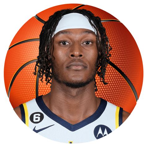 Write informative laconic excerpt under 30 words in mexican spanish for news below. Do not wrap it into quotation marks or html tags. Myles Turner de los Indiana Pacers tuvo una gran temporada en 2021-2022, promediando 18.0 puntos y 7.5 rebotes por partido con un alto porcentaje de tiros de campo.A pesar de sus números impresionantes, la lesiones han sido un problema para Turner en las últimas temporadas, ya que no ha jugado más de 62 juegos en los últimos cuatro años.A pesar de las lesiones, Turner sigue siendo una opción atractiva en fantasy basketball debido a sus habilidades en bloqueos y triples.,Turner de los Indiana Pacers brilló con 18.0 puntos y 7.5 rebotes por partido en la temporada, pero las lesiones han sido un desafío recurrente.