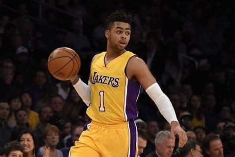 Write informative laconic excerpt under 30 words in mexican spanish for news below. Do not wrap it into quotation marks or html tags. D'Angelo Russell mejora su eficiencia en el tiro la temporada pasada Russell promedió 17.8 puntos, 6.2 asistencias y 3.0 rebotes en 71 partidos A pesar de un cambio de equipo, Russell mantuvo un rendimiento constante,D'Angelo Russell mejora su eficiencia en el tiro la temporada pasada con promedio de 17.8 puntos, 6.2 asistencias y 3.0 rebotes en 71 partidos a pesar del cambio de equipo.