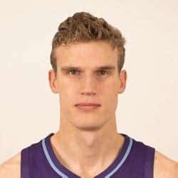 Write informative laconic excerpt under 30 words in mexican spanish for news below. Do not wrap it into quotation marks or html tags. Lauri Markkanen, jugador de baloncesto finlandés, tuvo una destacada temporada en 2022-23, terminando como el jugador número 23 en formatos estándar y ganando el premio al Jugador Más Mejorado. Markkanen promedió 25.6 puntos, 8.6 rebotes, 1.9 asistencias y 3.0 triples por partido. A pesar de jugar en un equipo en reconstrucción como los Utah Jazz, Markkanen fue el líder ofensivo y logró números de primera ronda durante gran parte de la temporada.,Temporada destacada para Lauri Markkanen en los Utah Jazz como el Jugador Más Mejorado, promediando 25.6 puntos y 8.6 rebotes por partido en 2022-23.