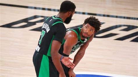 Write informative laconic excerpt under 30 words in mexican spanish for news below. Do not wrap it into quotation marks or html tags. Marcus Smart se une a los Grizzlies de Memphis luego de ser parte de un intercambio con los Celtics de Boston. Smart será llamado a liderar en el vestuario y asumir la responsabilidad de manejar el balón mientras Ja Morant cumple una suspensión de 25 juegos al comienzo de la temporada. Los Grizzlies esperan que Smart aporte una mentalidad defensiva y se encargue de interrumpir a la oposición, ya que han perdido parte de su identidad defensiva con la salida de Dillon Brooks.,Marcus Smart se une a los Grizzlies de Memphis y liderará en el vestuario mientras Ja Morant está suspendido. Aportará defensa y agresividad en la cancha.