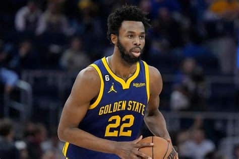 Write informative laconic excerpt under 30 words in mexican spanish for news below. Do not wrap it into quotation marks or html tags. El jugador de baloncesto Andrew Wiggins, de los Warriors, ha tenido una temporada decepcionante debido a las lesiones y ausencias personales. Sin embargo, actualmente se encuentra saludable y está listo para comenzar la temporada como titular en el equipo. Wiggins es conocido por su capacidad para bloquear tiros y lanzar triples, lo que le da un valor añadido en el juego. Su única desventaja es su bajo porcentaje de tiros libres. A pesar de sus problemas de lesiones, Wiggins jugó en 73 y 71 partidos en las últimas dos temporadas. Si puede mantenerse saludable y en la cancha, se espera que tenga una temporada de rebote completo y sea una selección de valor en las ligas de fantasía estándar.,Andrew Wiggins listo para brillar en los Warriors tras temporadas complicadas. Su habilidad en triples y bloqueos promete gran desempeño, a pesar de su bajo porcentaje en tiros libres.