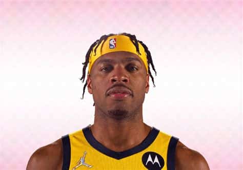 Write informative laconic excerpt under 30 words in mexican spanish for news below. Do not wrap it into quotation marks or html tags. Buddy Hield, jugador de los Indiana Pacers, completó su primera temporada completa con el equipo y mostró un promedio de 16.8 puntos, 5.0 rebotes, 1.2 robos y 3.6 triples por partido en 31 minutos. Hield se encuentra entre los mejores y más prolíficos tiradores de triples de la NBA. A pesar de su bajo rendimiento en la pasada temporada, Hield sigue siendo una opción segura en el draft de fantasía. Sin embargo, la llegada de Bruce Brown y el probable surgimiento de Bennedict Mathurin, junto con la madurez del joven Tyrese Haliburton, podrían dificultar que Hield cumpla con las expectativas. La producción de Hield sufrió una ligera caída en la temporada anterior, pero se mantuvo como uno de los mejores tiradores de triples de la liga. Sin embargo, su papel en el equipo está en peligro debido a la emergencia de Tyrese Haliburton y la llegada del defensor Davion Mitchell. A pesar de esto, Hield sigue siendo una opción a considerar en los primeros 100 picks del draft de fantasía.,Buddy Hield, destacado tirador de triples de los Indiana Pacers, mantiene relevancia en fantasty draft pese a competencia de Haliburton, Brown y Mathurin.