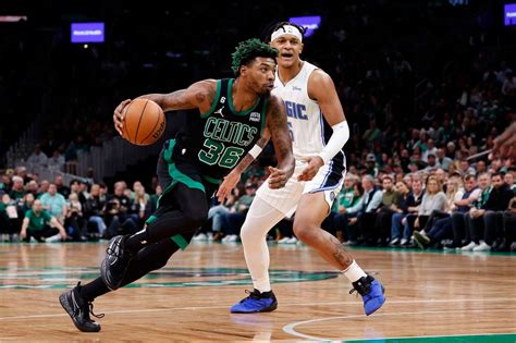 Write informative laconic excerpt under 30 words in mexican spanish for news below. Do not wrap it into quotation marks or html tags. - Marcus Smart, jugador de baloncesto, se une al equipo de los Grizzlies de Memphis después de pasar nueve temporadas con los Celtics de Boston. - Smart se espera que asuma un papel de liderazgo en el vestuario y maneje el balón mientras Ja Morant cumple una suspensión de 25 juegos. - Los Grizzlies confían en que Smart aportará una mentalidad defensiva fuerte y ayudará a compensar la pérdida de su identidad defensiva con la salida de Dillon Brooks.,Marcus Smart se une a los Grizzlies de Memphis para liderar en ausencia de Ja Morant y reforzar la defensa tras la partida de Dillon Brooks.