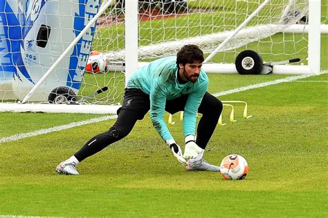 Write informative laconic excerpt under 30 words in mexican spanish for news below. Do not wrap it into quotation marks or html tags. Liverpool goalkeeper Alisson injured his hamstring against Crystal Palace. Andrew Powell/Liverpool FC via Getty ImagesLiverpool will be without first-choice goalkeeper Alisson for six weeks after he injured his hamstring in their 1-0 win over Crystal Palace on Saturday, the club confirmed on Wednesday.Alisson, 32, was forced off in the 79th minute of the match, and was replaced by debutant third-choice goalkeeper Vitezslav Jaros. The news will come as a bitter blow for Liverpool who face a tricky run of matches after the international break. ESPN BET is owned and operated by PENN Entertainment, Inc. and its subsidiaries (&apos;PENN&apos;). ESPN BET is available in states where PENN is licensed to offer sports wagering. Must be 21+ to wager. If you or someone you know has a gambling problem and wants help, call 1-800-GAMBLER.Copyright: © 2024 ESPN Enterprises, Inc. All rights reserved. ,El portero del Liverpool, Alisson, se lesionó el tendón de la corva contra el Crystal Palace y estará fuera seis semanas.