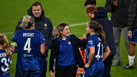 Write informative laconic excerpt under 30 words in mexican spanish for news below. Do not wrap it into quotation marks or html tags. Oct 9, 2024, 05:39 AM ETplayBompastor: &apos;Small details&apos; separate Chelsea from UWCL gloryChelsea manager Sonia Bompastor discusses Chelsea&apos;s chances of success in a competition she won as a player and manager, the UEFA Women&apos;s Champions League.LONDON -- New Chelsea manager Sonia Bompastor faces her toughest challenge yet as she goes up against Women&apos;s Super League (WSL) title rivals Arsenal on Saturday (live on ESPN2 and stream on E+, 8.45 a.m. ET). After last weekend&apos;s fixture against Manchester United was postponed, it will be her first encounter with a traditional powerhouse and, coming after a thrilling 3-2 win over Real Madrid in the Women&apos;s Champions League on Tuesday night, will offer a true assessment of where the team stand under her leadership.With only a handful of league games played, Chelsea have yet to face a real test under their new boss. Their opening 1-0 win over Aston Villa in the WSL was a tight, evenly contested match, and although they thrashed newly promoted Crystal Palace 7-0, neither team matches the calibre of five-time title holders Arsenal.Perhaps the clearest sign of what lies ahead for the Blues this season came against Liga F side Real Madrid. Certainly, it is clear that things will not go as smoothly for them as they did under legendary former boss Emma Hayes. So what have we learned so far as Chelsea prepare to travel to Arsenal?Defensive fragility on show against Real MadridBompastor is no stranger to the Champions League, having lifted the trophy both as a player and a manager with eight-time champions Lyon, but her previous experience was with a team rich in experience themselves. The situation at Chelsea, who have never won the UWCL, is slightly different now, as reflected in their tense 3-2 victory on Tuesday night.The biggest test of her managerial acumen came just minutes before kickoff when goalkeeper Hannah Hampton had to withdraw from the starting XI due to illness, with Zecira Musovic stepping in. Bompastor&apos;s ability to stay composed during moments like this is a testament to her leadership, and for much of the evening, the Blues dominated and appeared in control as they took a 2-0 lead inside half an hour.However, the game took a turn in the final 15 minutes when, having fallen 3-1 behind, Madrid ramped up the pressure and flooded the final third in the hope of snatching a draw. Linda Caicedo&apos;s goal, to make it 3-2, turned out to be just a consolation for the visitors, but both goals Chelsea conceded were the result of sloppy, haphazard defending and it&apos;s not the first time the side have looked nervy in defence this season. Despite keeping clean sheets against Villa and Palace, Chelsea&apos;s defensive vulnerabilities were on display against Madrid and a better team could have capitalised and caused them problems.New Chelsea manager Sonia Bompastor faces her toughest challenge yet against Arsenal. Darren Walsh/Chelsea FC via Getty ImagesWhile Arsenal have struggled in front of goal -- failing to convert any of their 21 shots against Everton last weekend -- Chelsea certainly can&apos;t be complacent when preparing to stop the Gunners&apos; world-class attack.On Tuesday, it was also evident that some members of Bompastor&apos;s squad were uncomfortable with the increased intensity -- though it should be noted that Chelsea were missing key players including Erin Cuthbert (injured), Catarina Macario (illness) and Kadeisha Buchanan (suspension). If they are to settle into the new manager&apos;s style of play then they will have to improve in this area.Is more time a good thing?Last weekend, the WSL was forced to postpone Chelsea&apos;s clash with Manchester United due to concerns over player welfare -- after UEFA scheduled the game against Real Madrid just 48 hours after the match. This conflict points to a breakdown in communication between UEFA and the WSL, and it was entirely avoidable, but Bompastor was unhappy.The manager has previously voiced her frustrations about the WSL being less supportive of clubs competing in the Champions League, in contrast to her experiences in her native France, and her comments echo those of her predecessor, Emma Hayes, who similarly criticised the league&apos;s scheduling in her final months at Chelsea.Before the Madrid game, Bompastor said: "We were in a very good team dynamic and I think not having the opportunity to play changed everything in preparation for the game with Real Madrid. When you have the opportunity to play one game a week, with this decision being made to postpone the game, now we have been out of competition for 10 days which is completely different. If you look at the situation, the decision is not good. I think it is not good for all the English clubs who are in the Champions League competition."Chelsea&apos;s 10-day gap without competitive action might well have contributed to their struggles when Madrid raised the tempo late in the game, as Bompastor suggested afterwards. But now they have three full days before the clash with Arsenal. The Gunners, meanwhile, face Bayern Munich in the UWCL on Wednesday so won&apos;t be back in the country until Thursday, leaving them with only one day of training before they play Chelsea.While Chelsea could benefit from the extra preparation time, the illness bug currently sweeping through the squad is a concern; both Macario and Hampton missed the Madrid game, while backup goalkeeper Katie Cox was also absent from the bench. Should the situation worsen, Chelsea could face a significant challenge over who they can field.Chelsea can celebrate their win over Real Madrid but have to reset quickly. Sebastian Frej/MB Media/Getty ImagesArsenal will have a point to proveIt would be a mistake to assume Arsenal&apos;s 0-0 draw against Everton will lead to a repeat performance against Chelsea. If anything, that frustrating result is likely to ignite the team, motivating them to respond with a statement victory.A string of underwhelming performances so far this season mean the Gunners have a point to prove. With two draws and just one win, they will be eager to turn things around and that urgency, combined with the intensity of the rivalry, sets the stage for a highly competitive match.Playing at the Emirates has not been kind to Chelsea in the past. They have yet to win there -- their best result being draws since Arsenal began using the stadium more regularly from the 2019-20 season -- and the atmosphere is often a contributing factor. The home side drew a crowd of 59,042 for their last meeting (a 4-1 win) and sources have told ESPN that over 40,000 tickets have so far been sold for Saturday&apos;s clash.Arsenal consistently rise to the occasion in big matches, especially at the Emirates. Last season, they dropped just four points against the traditional top four, but faltered against lower-table teams as they struggled to break down low and mid-block defences.The hostility, chants and floods of red shirts will be a factor that Bompastor should not overlook. It will be the biggest test of her Chelsea career so far and whether she succeeds or fails could have a major impact on the rest of the season. ,Sonia Bompastor enfrenta Arsenal tras victoria del Chelsea en la UEFA Women's Champions League. Desafío clave para la nueva manager.