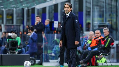 Write informative laconic excerpt under 30 words in mexican spanish for news below. Do not wrap it into quotation marks or html tags. Oct 9, 2024, 07:59 AM ETItalian police questioned Inter Milan manager Simone Inzaghi on Wednesday as part of a criminal investigation on links between the club&apos;s hardline "ultra" football fans and organised crime groups, two sources with knowledge of the matter said.Inzaghi is not under investigation and police questioned him as a witness, the sources said.Last week Italian police arrested 19 high-profile "ultra" football fans tied to Inter Milan and AC Milan, many of whom are suspected of having links with the &apos;Ndrangheta, Europe&apos;s top mafia group originating from the southern Calabria region.In a 568-page arrest warrant, prosecutors gave details of how senior Inter ultra Marco Ferdico telephoned Inzaghi shortly before the 2023 Champions League final to ask him to lobby club directors to allocate more tickets to the fan group.Prosecutors said the two teams are offended parties in the case but had to review their dealings with the fans, saying modifications of their business structure were needed to prevent a recurrence of the alleged criminal infiltration.Inter Milan manager Simone Inzaghi gave testimony in a fan probe on Wednesday. Fabrizio Carabelli/SOPA Images/LightRocket via Getty ImagesInter Milan had no comment on Wednesday.The club chairman Giuseppe Marotta said the club was cooperating with authorities. ,Simone Inzaghi, entrenador de Inter Milan, fue interrogado por la policía italiana en relación con los ultras del club y grupos criminales organizados.