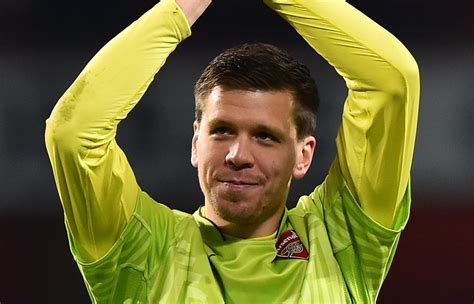 Write informative laconic excerpt under 30 words in mexican spanish for news below. Do not wrap it into quotation marks or html tags. Oct 9, 2024, 07:11 PM ETPolish goalkeeper Wojciech Szczesny recently reversed his retirement decision to join Barcelona, but he is not about to change how he lives his personal life, and that includes smoking.After Marc-Andre ter Stegen suffered a long-term injury, Barcelona convinced the former Juventus keeper to sign as a free agent. Szczesny doesn&apos;t believe that what he does off the pitch should be of any interest to anyone."There are things that I don&apos;t change in my personal life and it&apos;s nobody&apos;s business if I smoke. I believe that it doesn&apos;t affect what I do on the pitch, I work twice as hard," Szczesny told Mundo Deportivo in an interview."I don&apos;t do it in front of kids because I don&apos;t want to have a bad influence on them. Sometimes somebody will take a photo from the trees where I have a cigarette, that&apos;s on them, not on me."If somebody thinks that I will change the way I am in my personal life they can think again because I am who I am. I&apos;ve been this way my whole life." ,El portero polaco Wojciech Szczesny se une a Barcelona y no cambiará su hábito de fumar, afirmando que no afecta su rendimiento en la cancha.