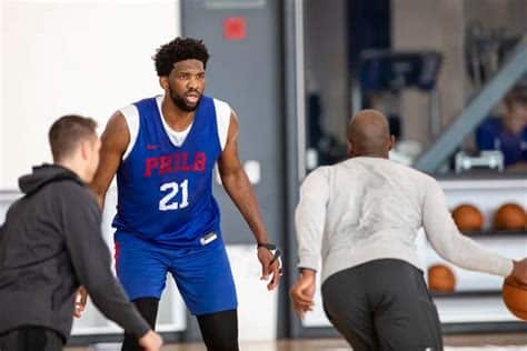 Write informative laconic excerpt under 30 words in mexican spanish for news below. Do not wrap it into quotation marks or html tags. Joel Embiid, jugador de los 76ers de Filadelfia, fue nombrado el MVP de la temporada 2022-23 en la NBA. Embiid lideró la liga en puntos por partido (33.1) y tuvo promedios de 10.2 rebotes, 4.2 asistencias, 1.7 bloqueos y 1.0 robos por partido. A pesar de las preocupaciones por su historial de lesiones, Embiid jugó 68 partidos en la temporada pasada, siendo la mejor marca de su carrera.,El jugador de los 76ers, Joel Embiid, se coronó MVP de la NBA 2022-23 con impresionantes números liderando en puntos y superando preocupaciones de lesiones.