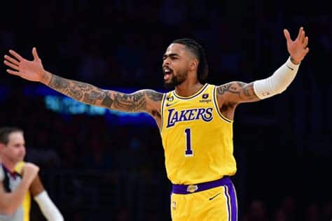 Write informative laconic excerpt under 30 words in mexican spanish for news below. Do not wrap it into quotation marks or html tags. D'Angelo Russell tuvo una mejora en su eficiencia de tiro la temporada pasada, aumentando su porcentaje de tiro de campo a 46.9%, de tres puntos a 39.6% y desde la línea de tiros libres a 82.9%. Anotó en promedio 17.8 puntos, 6.2 asistencias, 3.0 rebotes y 2.7 triples por partido. A pesar de ser traspasado a mitad de temporada, Russell no sufrió un bajón en su rendimiento y siguió produciendo a un alto nivel después de regresar a los Lakers. A sus 27 años, sigue siendo un jugador en su mejor momento y será una fuente constante de puntos y asistencias para su equipo. La gran pregunta para la próxima temporada es si Russell podrá mantener su mejora en el porcentaje de tiro. Aunque ha mostrado mejoría en ese aspecto, su historial indica que sus números por partido son predecibles. Aún así, se espera que siga siendo una pieza clave en la ofensiva de los Lakers, trabajando en conjunto con LeBron James y Anthony Davis.,D'Angelo Russell, pieza clave en la ofensiva de los Lakers tras mejorar su eficiencia de tiro la temporada pasada. Incógnita sobre si mantendrá su rendimiento.