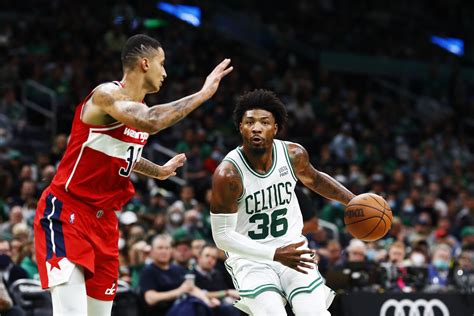 Write informative laconic excerpt under 30 words in mexican spanish for news below. Do not wrap it into quotation marks or html tags. El jugador de baloncesto Marcus Smart se une al equipo de los Memphis Grizzlies después de pasar nueve temporadas en los Boston Celtics. Fue adquirido como parte del intercambio por Kristaps Porzingis y se espera que sea un líder en el vestuario. Ja Morant, el base estrella de los Grizzlies, se perderá los primeros 25 juegos de la temporada debido a una suspensión, lo que significa que Smart tendrá un papel importante como conductor del equipo. Smart tuvo un promedio de 6.3 asistencias por juego durante la temporada 2022-23 y es conocido por su defensa destacada, lo que ayudará a mantener la identidad defensiva del equipo.,Marcus Smart se une a los Memphis Grizzlies como un líder en defensa tras intercambio por Porzingis. Morant suspendido, Smart importante en inicio de temporada.