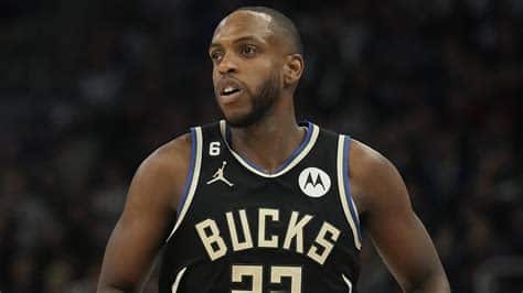 Write informative laconic excerpt under 30 words in mexican spanish for news below. Do not wrap it into quotation marks or html tags. - Khris Middleton de los Milwaukee Bucks se sometió a una cirugía en la rodilla después de la eliminación en los playoffs de la NBA (fuente: no se menciona) - Middleton ha tenido problemas con las lesiones en la temporada pasada, jugando solo 33 partidos (fuente: no se menciona) - A pesar de las lesiones, Middleton ha sido un jugador consistente, promediando 18.5 puntos, 5.1 rebotes, 4.5 asistencias y 1.2 robos desde la temporada 2016-17 (fuente: no se menciona),Khris Middleton de Bucks tuvo cirugía de rodilla tras playoffs. Histórico jugador con problemas físicos pero sigue rendimiento destacado.