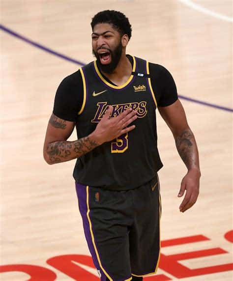 Write informative laconic excerpt under 30 words in mexican spanish for news below. Do not wrap it into quotation marks or html tags. Anthony Davis sigue lidiando con problemas de lesiones que afectan su valor en fantasia, pero tuvo una excelente temporada en 2022-23 a pesar de jugar solo 56 partidos, clasificando en el puesto 22 en valor total en ocho categorías. La temporada pasada, Davis solo pudo jugar en 40 de los 82 partidos de los Lakers debido a lesiones, lo que afectó su valor en fantasia. Aunque sus números ofensivos fueron similares a su promedio de carrera, su porcentaje de tiros libres y tiros de tres puntos disminuyeron. Se espera que Davis continúe siendo una estrella en la liga y tenga un papel destacado en el equipo de los Lakers junto a LeBron James. Sin embargo, la preocupación por sus lesiones sigue presente y podría verse afectado por la incorporación de Russell Westbrook al equipo.,Dudas sobre Anthony Davis en fantasía, lesiones han impactado su rendimiento, pero destaca en el equipo de Lakers junto a LeBron y Westbrook.