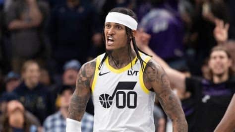 Write informative laconic excerpt under 30 words in mexican spanish for news below. Do not wrap it into quotation marks or html tags. Jordan Clarkson fue nombrado el Sexto Hombre del Año en la NBA después de una destacada temporada en 2020-2021. Promedió 18.4 puntos, 4.0 rebotes, 2.5 asistencias y 0.9 robos por partido. Los Jazz de Utah reafirmaron su confianza en Clarkson al firmarlo con un contrato de cuatro años y $ 51.5 millones. Se espera que mantenga su papel como la principal fuente de puntos y triples desde el banquillo. A pesar de su producción espectacular en el ataque, Clarkson aún tiene limitaciones en otras áreas del juego y su valor fantasy puede estar limitado en ligas que puntúan más categorías.,Jordan Clarkson, nombrado Sexto Hombre del Año en la NBA, renueva con los Jazz de Utah por $51.5 millones. Su impacto en fantasy podría ser limitado.