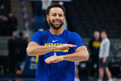 Write informative laconic excerpt under 30 words in mexican spanish for news below. Do not wrap it into quotation marks or html tags. Sin importar su edad (34 años), Stephen Curry tuvo una temporada 2022-23 a nivel de MVP y fue seleccionado en el Segundo Equipo All-NBA a pesar de jugar solo 56 juegos debido a lesiones en el hombro y la rodilla. Curry promedió 29.4 puntos, 6.3 asistencias y 6.1 rebotes en 34.7 minutos por juego en la temporada pasada, pero su defensa ha disminuido y ha sufrido problemas de lesiones en los últimos años. A pesar de los problemas de lesiones y los cambios en el equipo de los Warriors, Curry sigue siendo una selección de primera ronda en los drafts de fantasy y continúa demostrando ser uno de los mejores jugadores de la liga.,Stephen Curry, a pesar de lesiones, destaca en la temporada 2022-23 con promedio de 29.4 puntos por juego, pero su defensa ha disminuido.