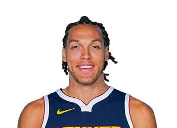 Write informative laconic excerpt under 30 words in mexican spanish for news below. Do not wrap it into quotation marks or html tags. Aaron Gordon tuvo una temporada sólida con los Nuggets, promediando 16.3 puntos, 6.6 rebotes, 3.0 asistencias y casi un robo, bloqueo y triple por partido. Mejoró su efectividad de tiro de campo con un 56.4 por ciento, pero su porcentaje de tiros libres fue el más bajo de su carrera. Gordon se convirtió en una opción interesante para las ligas de fantasía, especialmente si se descartan los tiros libres. Si se está dispuesto a sacrificar este rubro, podría ser una opción sorprendente en el draft. La incorporación de Michael Porter Jr. en la rotación y el regreso de Jamal Murray de una lesión pueden impactar en el rol y la producción de Gordon para la próxima temporada. Aunque sigue siendo un jugador importante para los Nuggets, su falta de habilidades ofensivas completas y la profundidad del equipo pueden limitar su relevancia en fantasy.,Aaron Gordon tuvo temporada sólida con los Nuggets, con promedio de 16.3 puntos, 6.6 rebotes y mejor eficacia de tiro, pero con bajos libres. Su fantasy value depende de los cambios en el equipo.