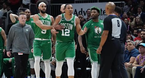 Write informative laconic excerpt under 30 words in mexican spanish for news below. Do not wrap it into quotation marks or html tags. Grant Williams fue intercambiado a los Dallas Mavericks por los Boston Celtics como parte de una serie de cambios en el equipo. Williams firmó una extensión de contrato de cuatro años y $54 millones con los Mavericks y se espera que tenga un papel importante en el equipo. A pesar de no ser un productor destacado en estadísticas de fantasía, Williams tiene habilidades defensivas y de tiro de tres puntos que podrían ayudarlo a tener un mayor impacto en 2023-24.,Grant Williams intercambiado a los Dallas Mavericks por los Boston Celtics. Firma contrato de $54 millones por 4 años. Destaca en defensa y tiro de 3 puntos.