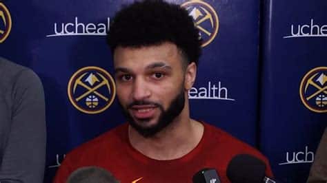 Write informative laconic excerpt under 30 words in mexican spanish for news below. Do not wrap it into quotation marks or html tags. Jamal Murray, jugador de los Nuggets de Denver, ha regresado a la cancha después de perderse la temporada pasada debido a una lesión en el ligamento cruzado anterior. Murray ha demostrado un aumento gradual en su producción a lo largo de las temporadas, promediando al menos 20 puntos por partido en las últimas dos temporadas. Después de ganar el campeonato de la NBA el año pasado, se espera que el rol de Murray como uno de los principales facilitadores del equipo se mantenga consistente.,Jamal Murray de los Nuggets de Denver regresa tras lesión; se espera continúe su impacto como facilitador clave tras título NBA.