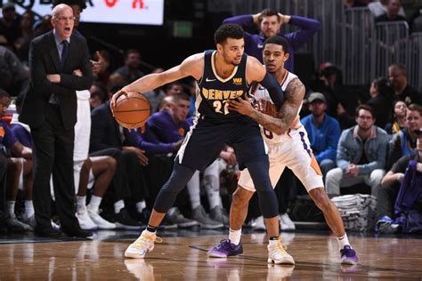 Write informative laconic excerpt under 30 words in mexican spanish for news below. Do not wrap it into quotation marks or html tags. Jamal Murray, base de los Nuggets de Denver, está de regreso en la cancha después de una lesión en el ligamento cruzado anterior (ACL por sus siglas en inglés) en la temporada 2020-21. Murray promedió al menos 20 puntos por juego en las últimas dos temporadas y está contratado con Denver por los próximos dos años. El base de 26 años ha demostrado ser una opción confiable en los drafts de fantasy, con la capacidad de publicar números sólidos en puntos, asistencias y rebotes.,El base Jamal Murray regresa a jugar con los Nuggets de Denver tras una lesión en ACL. Proyecciones positivas en fantasy drafts.