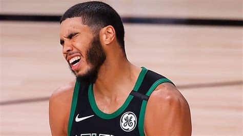 Write informative laconic excerpt under 30 words in mexican spanish for news below. Do not wrap it into quotation marks or html tags. El jugador de baloncesto Jayson Tatum regresa a los Celtics de Boston luego de mejorar sus estadísticas de puntos, rebotes y asistencias por sexto año consecutivo en la temporada regular. Tatum ha demostrado ser duradero, habiendo perdido solo 33 partidos en su carrera hasta ahora. Con la incorporación de Kristaps Porzingis al equipo, se espera que Tatum juegue más tiempo en la posición de alero y tenga un papel aún más destacado en la distribución del balón.,El regreso de Jayson Tatum a los Celtics de Boston tras impresionantes mejoras estadísticas. Se destaca su durabilidad en solo 33 partidos perdidos. Posible cambio de rol con Porzingis.