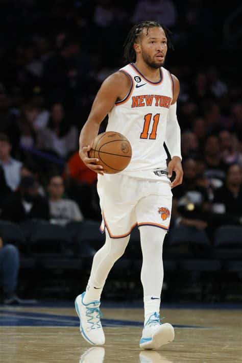 Write informative laconic excerpt under 30 words in mexican spanish for news below. Do not wrap it into quotation marks or html tags. Jalen Brunson tuvo una destacada temporada como base titular de los New York Knicks en 2022-23. En su primer año con los Knicks, Brunson promedió 24.0 puntos, 6.2 asistencias y 0.9 robos por juego. Se espera que Brunson mantenga su rol como base titular y sea una pieza clave en el futuro de los Knicks.,Jalen Brunson brilló como base titular de los New York Knicks en su primer año, promediando 24.0 puntos, 6.2 asistencias y 0.9 robos por juego. Será pieza clave.