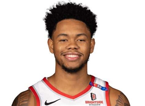 Write informative laconic excerpt under 30 words in mexican spanish for news below. Do not wrap it into quotation marks or html tags. Anfernee Simons, jugador de los Trail Blazers, no ha logrado tener un avance significativo en su rendimiento a pesar de poner cifras récord en la última temporada. Aunque se espera que Simons tenga más protagonismo en la próxima temporada debido a la salida de Damian Lillard, todavía hay dudas sobre su valor en fantasy basketball. A pesar de tener un rol limitado en el equipo, Simons ha mostrado habilidad en el tiro exterior y podría ser una opción interesante en ligas de fantasy.,Anfernee Simons de los Trail Blazers se enfrenta a dudas sobre su rendimiento en fantasy basketball, a pesar de su habilidad en el tiro exterior.