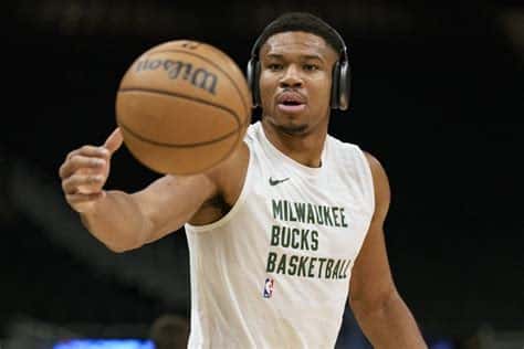 Write informative laconic excerpt under 30 words in mexican spanish for news below. Do not wrap it into quotation marks or html tags. Giannis Antetokounmpo fue votado al Equipo All-NBA en las temporadas 2022-23, 2021-22, 2020-21 y 2019-20. Antetokounmpo mejoró sus estadísticas en puntos y tiros libres por juego en la temporada 2021-22, pero tuvo un retroceso defensivo. Su promedio de tiros libres y su lesión en la rodilla son aspectos a considerar al seleccionar a Antetokounmpo en un draft de fantasía.,Giannis Antetokounmpo destacó en el Equipo All-NBA; su desempeño varió en la temporada 2021-22, con mejoría en puntos pero retroceso defensivo.