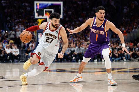 Write informative laconic excerpt under 30 words in mexican spanish for news below. Do not wrap it into quotation marks or html tags. Devin Booker de los Suns de Phoenix tuvo una destacada temporada pasada, registrando promedios de 27.8 puntos y 49.4% de tiros de campo en tan solo 53 juegos debido a una lesión en la ingle. Cerró la temporada con un promedio de 30.5 puntos en sus últimos 34 partidos. Booker firmó una extensión de contrato por 5 años y $158 millones, lo que muestra el compromiso de los Suns con él como líder ofensivo. Sin embargo, tendrá que adaptarse a los cambios en el equipo, como la salida de Chris Paul y la llegada de Bradley Beal. El objetivo de Booker y los Suns es regresar a las Finales y superar su decepcionante desempeño en los playoffs de la temporada pasada. Booker será una opción clave en la ofensiva junto a Kevin Durant, pero el equipo tendrá que encontrar una manera de iniciar la ofensiva sin un verdadero base.,Devin Booker, estrella de los Suns, firma extensión millonaria tras brillante temporada, aunque equipo encara cambios. Buscan redención en playoffs.