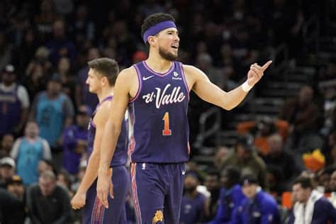 Write informative laconic excerpt under 30 words in mexican spanish for news below. Do not wrap it into quotation marks or html tags. Devin Booker cerró la temporada pasada con promedios de 27.8 puntos y un 49.4% de efectividad en tiros de campo. También tuvo un buen desempeño en los playoffs. La salida de Chris Paul y la llegada de Bradley Beal podrían cambiar la dinámica ofensiva de los Phoenix Suns en la próxima temporada, pero Booker seguirá siendo una pieza clave en el equipo. Booker ha sido seleccionado para el All-Star y el All-NBA Team, y se espera que continúe siendo uno de los mejores escoltas de la liga. Ha demostrado ser un anotador eficiente y tiene potencial para seguir mejorando.,Devin Booker destaca en los Phoenix Suns con sus impresionantes números y su papel clave en el equipo. Potencial All-Star y All-NBA.