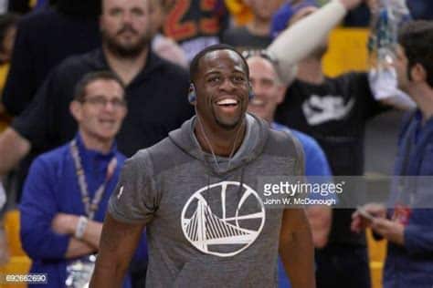 Write informative laconic excerpt under 30 words in mexican spanish for news below. Do not wrap it into quotation marks or html tags. Draymond Green decide regresar con los Golden State Warriors en un contrato de cuatro años y $100 millones de dólares. - Fuente: Multiple sources. Green es reconocido como uno de los mejores defensores de la liga y ha sido seleccionado para el segundo equipo defensivo de la NBA. - Fuente: Multiple sources. A pesar de no ser un anotador destacado, Green aporta estadísticas completas con promedios de 8.5 puntos, 7.2 rebotes, 6.8 asistencias y 1.8 robos y bloqueos por partido en la temporada pasada. - Fuente: Multiple sources.,Draymond Green renueva con Warriors por 4 años, $100 millones. Destacado defensor con promedios sólidos en puntos, rebotes, asistencias y defensa.