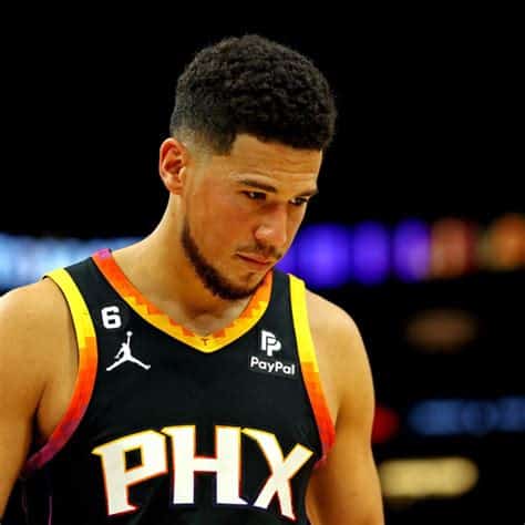 Write informative laconic excerpt under 30 words in mexican spanish for news below. Do not wrap it into quotation marks or html tags. Devin Booker, escolta de los Phoenix Suns, tuvo una temporada destacada el año pasado, promediando 27.8 puntos y un 49.4 por ciento de tiros de campo. A pesar de perderse más de un mes debido a una lesión en la ingle, Booker cerró la temporada con un promedio de 30.5 puntos en sus últimos 34 partidos. Booker fue seleccionado para su tercer All-Star consecutivo y obtuvo su primera selección en el All-NBA First Team la temporada pasada. A pesar de la salida de su compañero de equipo Chris Paul y la llegada de Bradley Beal, Booker seguirá siendo una pieza clave en la ofensiva de los Suns junto a Kevin Durant.,Devin Booker, estrella de los Suns, brilló la temporada pasada con altos promedios y logros en el All-Star y All-NBA. Será pieza clave junto a Durant.