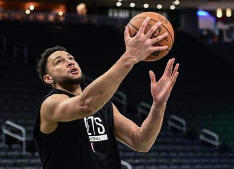 Write informative laconic excerpt under 30 words in mexican spanish for news below. Do not wrap it into quotation marks or html tags. El jugador de baloncesto Ben Simmons ha experimentado una caída considerable en su rendimiento en los últimos años, después de un prometedor comienzo de carrera en la NBA. Entre lesiones y problemas de confianza, Simmons ha visto una disminución significativa en sus estadísticas y ha mostrado una notable falta de disposición para tomar tiros. A pesar de su declive, Simmons todavía tiene solo 26 años y se espera que se una al equipo de los Brooklyn Nets esta temporada. Aunque su valor en fantasy basketball es incierto, hay esperanza de que pueda recuperar su nivel de juego anterior y convertirse en un elemento clave en la ofensiva de los Nets.,Ben Simmons, jugador de baloncesto, ha tenido una caída en su rendimiento. Se espera que se una a los Brooklyn Nets esta temporada, con esperanzas de recuperar su nivel anterior.