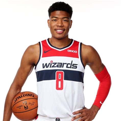 Write informative laconic excerpt under 30 words in mexican spanish for news below. Do not wrap it into quotation marks or html tags. Rui Hachimura fue transferido de los Washington Wizards a los Los Angeles Lakers en enero de este año. Antes del cambio, jugó 30 partidos con los Wizards, saliendo desde el banquillo y promediando 13.0 puntos, 4.3 rebotes y 1.2 asistencias. En los playoffs, Hachimura tuvo un desempeño destacado, anotando 29 puntos en el primer partido y registrando tres partidos más con más de 20 puntos. Fue especialmente importante por su efectividad en tiros de tres puntos, con un 48.7% de acierto en 39 intentos. Debido a su buen rendimiento en los playoffs, los Lakers decidieron renovar a Hachimura con un contrato de tres años y 51 millones de dólares. Aunque probablemente seguirá saliendo desde el banquillo, se espera que tenga un impacto consistente en el juego del equipo.,Rui Hachimura transferido a los Lakers, destacado en playoffs con contrato lucrativo por su desempeño y efectividad en tiros de tres puntos. Esperan impacto positivo en equipo.