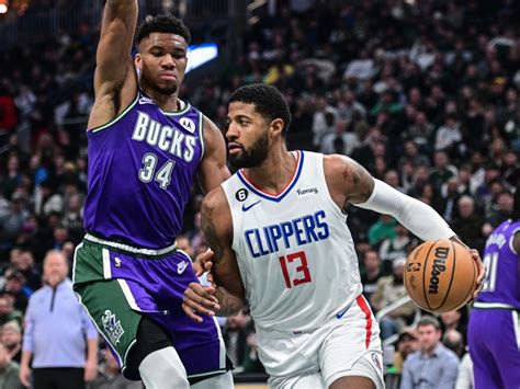 Write informative laconic excerpt under 30 words in mexican spanish for news below. Do not wrap it into quotation marks or html tags. Paul George de los Clippers se espera que esté listo para el inicio de la próxima temporada luego de una lesión en la rodilla derecha que lo dejó fuera de los playoffs y de la serie de primera ronda contra los Suns. A pesar de sus problemas de lesiones en los últimos años, George ha demostrado ser un jugador clave para los Clippers, promediando 23.8 puntos, 6.1 rebotes, 5.1 asistencias, 2.8 triples y 1.5 robos por partido en la temporada pasada. La lesión de George y la falta de movimientos en la temporada baja ponen la responsabilidad nuevamente en sus hombros, junto con Kawhi Leonard, para liderar a los Clippers en su búsqueda por el título de la NBA.,Paul George de los Clippers se espera listo para la próxima temporada tras lesión en la rodilla. George clave para los Clippers, junto con Leonard, en búsqueda del título de la NBA.