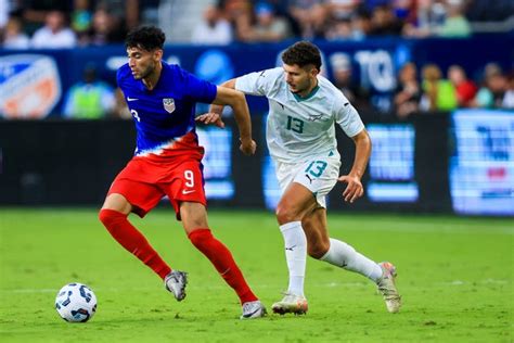 Write informative laconic excerpt under 30 words in mexican spanish for news below. Do not wrap it into quotation marks or html tags. United States men&apos;s national team manager Mauricio Pochettino congratulated his side on its 1-0 win over Jamaica in the first leg of the Concacaf Nations League quarterfinals, though he noted that the U.S. needs to improve "in all areas."The result marked Pochettino&apos;s second win since taking charge back in September, and his first with the U.S. in a competitive match."The first step is done," Pochettino said. "I congratulate my players because, in a difficult situation, they competed really well. I am so pleased. Of course, we need to improve in all the areas."The U.S. took an early lead through Ricardo Pepi&apos;s fifth-minute strike. The Americans almost doubled their advantage early on, with chances from Antonee Robinson and Christian Pulisic.Matt Turner played a pivotal role in securing the victory, denying Demarai Gray from the penalty spot in the 14th minute after conceding the initial foul.The victory against Jamaica was the first competitive match for USMNT coach Mauricio Pochettino after a pair of friendlies in October. Photo by John Dorton/ISI Photos/USSF/Getty ImagesThe two teams will meet again on Monday in St. Louis to determine which side will advance to the CNL semifinals next March.Although victimized by Jamaica&apos;s Shamar Nicholson in the sequence that led to the penalty, centerbacks Mark McKenzie and Tim Ream delivered some key defensive plays in the second half to preserve the win, as did Yunus Musah, who tackled away Mason Holgate&apos;s close-range attempt in the 66th minute."I think we defend well in the second half," said Pochettino. "We concede some chances that maybe Jamaica can score, but I think overall I am happy in the way that the team competed. We didn&apos;t concede. Now we need to prepare for the second leg in St. Louis. It&apos;s going to be tough because Jamaica, like today, they show it today that they have very good players."Pochettino added that his side will need to learn some lessons from the match."It&apos;s easier [to learn] when you win the games," he said. "You can learn fast, but I think yes, tough game. We need to be pleased and now try to design all the strategy and recovery and be ready for Monday." ,El técnico de la selección masculina de Estados Unidos, Mauricio Pochettino, felicitó a su equipo por la victoria 1-0 sobre Jamaica en la Nations League, pero señaló la necesidad de mejorar en todas las áreas.