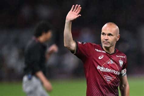 Write informative laconic excerpt under 30 words in mexican spanish for news below. Do not wrap it into quotation marks or html tags. Former Barcelona and Spain midfielder Andrés Iniesta has become the co-owner of Danish third-division side Helsingør, the club announced on Thursday.It is Iniesta&apos;s first major off-field venture since he announced his retirement from football last month.The 40-year-old is also undertaking his coaching badges in the United Arab Emirates and has expressed a desire to become a manager one day.Iniesta&apos;s involvement with Helsingør comes through NSN, the sports management and consulting company he jointly founded, who take control of the club alongside the Swiss investment group Stoneweg."It&apos;s a fantastic opportunity to get to know football in a different way," Iniesta told Helsingør&apos;s official website.In an interview with Helsingør Dagblad, he added: "It&apos;s an incredibly exciting club with really good facilities, a lot of good people in and around the club and a potential in the city to become an important part of Danish football."Andrés Iniesta confirmed his retirement at an emotional news conference last month. LLUIS GENE/AFP via Getty ImagesHelsingør are seventh in their 12-team division. They are coached by Spaniard Pep Alomar, while the sporting director, Quim Ramón, has previously worked within Barça&apos;s youth academy.Iniesta is in Denmark this week and was pictured at training on Thursday. He will attend this weekend&apos;s match against Ishøj.As a player, Iniesta won multiple trophies, including numerous LaLigas and Champions Leagues with Barça, and famously scored the winning goal as Spain won the World Cup in 2010.As well as Barça and the Spanish national team, he also played for Japanese side Vissel Kobe before finishing his career with Emirates in the UAE, where he currently resides. ,El ex centrocampista del Barcelona y España, Andrés Iniesta, se convierte en copropietario del club danés Helsingør de tercera división.