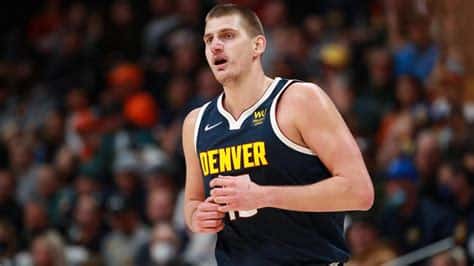 Write informative laconic excerpt under 30 words in mexican spanish for news below. Do not wrap it into quotation marks or html tags. Nikola Jokic, jugador de los Denver Nuggets, se convirtió en el MVP de las Finales en la temporada 2022-23. La temporada pasada, Jokic lideró la liga en triple-dobles con 29 y tuvo un porcentaje de tiro verdadero líder de la liga del 70.1%. Jokic ha establecido su posición como uno de los mejores jugadores de la NBA, especialmente en la ofensiva, con promedios de 24.5 puntos, 11.8 rebotes y 9.8 asistencias por juego la temporada pasada.,Jokic, MVP de las Finales 2022-23 tras liderazgo en triple-dobles y eficiencia. 24.5 pts, 11.8 reb y 9.8 asistencias por juego.