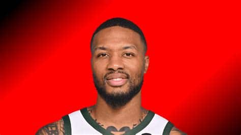 Write informative laconic excerpt under 30 words in mexican spanish for news below. Do not wrap it into quotation marks or html tags. Damian Lillard es traspasado a los Bucks en un sorprendente movimiento. Jrue Holiday es enviado a Portland en un intercambio de tres equipos que involucra varios jugadores y selecciones del draft. Lillard se convierte en el base titular de los Bucks y se espera que mantenga una producción fantasy elite.,Traspaso sorpresa: Damian Lillard va a Bucks y Jrue Holiday a Portland en intercambio de tres equipos con jóvenes talentos y selecciones del draft.