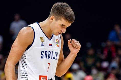 Write informative laconic excerpt under 30 words in mexican spanish for news below. Do not wrap it into quotation marks or html tags. El jugador de baloncesto Bogdan Bogdanovic ha tenido un papel secundario en su equipo, los Hawks de Atlanta, en la temporada 2021-2022. Ha jugado principalmente desde el banquillo, aunque tuvo nueve titularidades durante la temporada regular y promedió 16.8 puntos, 3.8 rebotes, 2.7 asistencias y 3.3 triples en esos partidos. Bogdanovic ha mostrado eficiencia en su juego, pero su tiempo de juego ha sido limitado debido a la presencia de otros jugadores clave en el equipo, como Trae Young y Dejounte Murray. A pesar de eso, sigue siendo una buena opción para los equipos de fantasía, especialmente cuando tiene la oportunidad de iniciar los partidos.,Bogdan Bogdanovic, jugador de los Hawks de Atlanta, destaca desde el banquillo con 16.8 puntos por partido en la temporada, a pesar de limitado tiempo de juego.