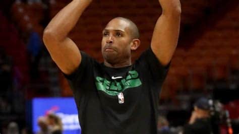 Write informative laconic excerpt under 30 words in mexican spanish for news below. Do not wrap it into quotation marks or html tags. El veterano jugador de baloncesto Al Horford está demostrando ser productivo a pesar de su edad avanzada, con 13,605 puntos en su carrera, lo que lo coloca en el puesto 23 de los anotadores históricos de la NBA en la posición de centro. La llegada de Kristaps Porzingis a los Celtics ha cambiado drásticamente la situación en el frente de la cancha, lo que podría llevar a Horford a jugar más minutos y aportar en defensa, rebotes y asistencias. Se espera que el entrenador Joe Mazzulla experimente con las alineaciones en los primeros tres meses de la temporada debido a los cambios en el equipo, lo que podría dar a Horford oportunidades adicionales como titular.,Al Horford destaca como anotador histórico de la NBA, podría beneficiarse de cambios en los Celtics bajo el nuevo entrenador Joe Mazzulla.