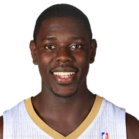 Write informative laconic excerpt under 30 words in mexican spanish for news below. Do not wrap it into quotation marks or html tags. Jrue Holiday, jugador de baloncesto de la NBA, ha sido subestimado a lo largo de su carrera de 14 años, pero sigue siendo querido en el mundo de la fantasía.Holiday ha tenido una temporada destacada, promediando 19.3 puntos, 5.1 rebotes, 7.4 asistencias y 1.2 robos por juego.A pesar de tener 33 años, Holiday continúa demostrando que es uno de los mejores bases de la NBA tanto en defensa como en ataque.,Jrue Holiday, jugador de la NBA subestimado, destaca con promedio de 19.3 puntos, 5.1 rebotes, 7.4 asistencias y 1.2 robos por juego.