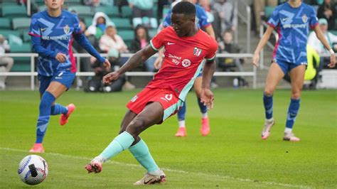 Write informative laconic excerpt under 30 words in mexican spanish for news below. Do not wrap it into quotation marks or html tags. playTemwa Chawinga puts KC up early in the NWSL quarterfinals (0:54)Temwa Chawinga&apos;s initial shot gets blocked, but she gathers the rebound and buries a goal for the Current. (0:54)Nov 15, 2024, 05:21 PM ETKansas City Current forward and 2024 NWSL Golden Boot winner Temwa Chawinga will be available for Sunday&apos;s high-profile semifinal against the Orlando Pride, but Current head coach Vlatko Andonovski said he is unsure how much she will play."She was able to get through the whole training today," Andonovski told reporters Friday. "Obviously, all the measurements are now to see how everything goes. So, yes, she will be available. It&apos;s only a question of, &apos;How long?&apos;"Chawinga missed Kansas City&apos;s regular-season finale on Nov. 3 with a knee injury and was questionable leading up to the team&apos;s Nov. 10 quarterfinal against the North Carolina Courage. She started and played the full 90 minutes while scoring the lone goal of the match to help Kansas City advance to the semifinals.After the match, Andonovski said opponents have been "targeting" Chawinga. The forward, who broke the NWSL&apos;s single-season record by scoring 20 goals this year, was subject to a late foul and taunting from Courage forward Bianca St-Georges which led Kansas City defender Ellie Wheeler to shove St-Georges in the back.Next up for No. 4 seed Kansas City is a trip to No. 1 seed Orlando on Sunday (3 p.m. ET, ABC). On the line is a berth in the final, which is being hosted at CPKC Stadium in Kansas City on Nov. 23.Orlando has not lost at home all season and thrashed the Chicago Red Stars, 4-1 last week in the quarterfinals.The Pride defeated Kansas City 2-1 in July in a battle of then-unbeaten teams. Orlando won the match despite playing the whole second half down a player following Carrie Lawrence&apos;s ejection before halftime, and captain Marta celebrated vehemently after the final whistle.Kansas City forward Michelle Cooper then posted to her Instagram that night, "We will remember the way they acted after the cameras were off."The two teams met again in Orlando in September and played to a scoreless draw.Orlando defender Kylie Strom said on Friday that there is a budding rivalry between the teams."Every time we&apos;re ready to play them, it does feel like there&apos;s a different sense, a different vibe in the locker room, and extra motivation and extra focus for whatever reason," Strom said. "I think it&apos;s just credit to both teams, credit to them. They&apos;re such a quality opponent that we have to be locked in. So, it&apos;s gonna be fun. I think both times we played them, there&apos;s been a bit of drama, so I&apos;m sure this game will be nothing less than that."Pride forward Barbra Banda finished second in the league in scoring with 13 goals in the regular season. Banda and Chawinga were locked into a tight race for the Golden Boot until Chawinga went on a run of scoring in seven of eight games following the Olympic break, while Banda scored just once. Banda returned to her scoring ways last week, however, tallying a brace against Chicago.Both teams ooze talent beyond their primary scoring threats. Orlando is the No. 1 seed and Shield winner after going unbeaten through the first 23 games of the year and setting a new league points record (60) for a season. Kansas City broke the single-season record for goals (57) and has not lost a game since Sept. 1."One of the most important things for us is that we have to defend well as a unit," Andonovski said. "They&apos;re a very good team, they&apos;re very organized. If we give them little space, they&apos;re going to exploit them."Kansas City will be playing for the right to play a final on home soil later this month, with the NWSL predetermining its championship venue months in advance. Orlando, however, hopes to leverage its home form."It&apos;s everything," Strom said. "Inter&Co Stadium has become a fortress for us. The fans have really shown out this year and it&apos;s been so fun to play in. It&apos;s such a huge advantage."The Washington Spirit and defending league champion NJ/NY Gotham FC face off in the other semifinal on Saturday, a matchup of the No. 2 and No. 3 seeds, respectively. All four top seeds advanced from the first true quarterfinal round of playoffs in NWSL history.Spirit head coach Jonatan Giraldez said his team needs to play "a perfect game" to win, while counterpart Juan Carlos Amoros said there is no additional pressure as defending champions."I think the pressure comes within ourselves," the Gotham FC coach said. "I think it&apos;s how much we want to win. It hasn&apos;t changed. Every time we go on a football pitch, we want to show that -- to show that we&apos;re the best team." ,Temwa Chawinga disponible para semifinal crucial por lesión en rodilla. Orlando y Kansas City se enfrentan en un duelo estelar del NWSL.