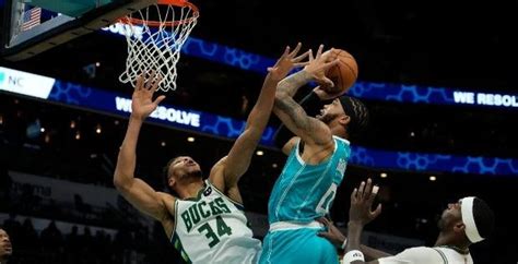 Write informative laconic excerpt under 30 words in mexican spanish for news below. Do not wrap it into quotation marks or html tags. Miles Bridges, jugador de los Charlotte Hornets, se perderá los primeros 10 juegos de la temporada 2023-24 debido a una suspensión por cargos de violencia doméstica, a los que se declaró no culpable en noviembre pasado. Bridges regresó la temporada pasada después de perderse todo el año anterior debido a una lesión y destacó en su desempeño, promediando 20.2 puntos, 7.0 rebotes, 3.8 asistencias y 1.7 robos y bloqueos combinados por juego.El valor de Bridges en los drafts de fantasía es incierto debido a su suspensión y a la incorporación de Brandon Miller al equipo, pero su potencial y mejora constante lo hacen una opción interesante en rondas posteriores.,Miles Bridges, jugador de Charlotte Hornets, se perderá 10 juegos por suspensión tras acusaciones de violencia doméstica, a pesar de su rendimiento destacado.