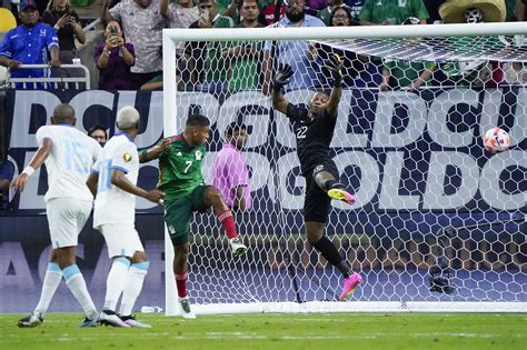 Write informative laconic excerpt under 30 words in mexican spanish for news below. Do not wrap it into quotation marks or html tags. A brace from Luis Palma on Friday carried Honduras to a 2-0 Concacaf Nations League victory over Mexico in the first leg of a quarterfinal series.Mexico national team coach Javier Aguirre was injured by a bottle thrown from the stands after the final whistle. The coach was seen bleeding as he made his way to the locker room.Held at Honduras&apos; Estadio Francisco Morazan in San Pedro Sula, the home side first dealt with an early setback after midfielder Alexander López suffered an injury that forced a substitution in the 10th minute. Despite the tactical alteration, Honduras found a way to keep pace with Mexico in the rainy clash.Along with often goading the visitors to dive into tackles that led to fouls in dangerous areas, &apos;La H&apos; held Mexico to just one shot on target in the first half. Although Reinaldo Rueda&apos;s men had two shots on target of their own in response, the result remained level in the quarterfinal that sat at 0-0 by the halftime break.Whether it be due to adjusting to the stormy conditions or seeking a more risk-taking approach, both teams were proactive in the second half.El Tri were the first to take charge after the break. With more attacking pressure, Mexico nearly found the back of the net after winger Julián Quiñones launched a long-range shot in the 57th minute that skimmed the woodwork. Eager to make their own mark, Honduras were later revived with the additions of Yustin Arboleda and Palma off the bench.GUSTAVO AMADOR/EPA-EFE/ShutterstockMoments after being substituted in, then came the game-changing moment from Palma. After pouncing on a rebounded shot from Edwin Rodriguez, Palma struck the ball past Mexican goalkeeper Guillermo Ochoa in the 64th minute to make it 1-0. With momentum now in his team&apos;s favor, the Celtic forward was far from done.In the 83rd minute, Palma confidently dribbled down the left flank, cut inside, and then sent another shot past Ochoa -- thereby making it 2-0. Desperate to make an impact, Aguirre brought on two strikers as substitutes, but failed to change the result that was cemented at the final whistle.After tonight&apos;s meeting in Honduras, both sides will travel to Toluca for the second leg of the Nations League quarterfinal that will be hosted by Mexico on Nov. 19.The aggregate score from the two matches will determine a place in next spring&apos;s semifinal round and also the 2025 Concacaf Gold Cup tournament.The losers of the quarterfinal series have a second chance at Gold Cup qualification through a preliminary competition. Away goals are set as the first tiebreaker in the upcoming second leg, and if still level, two halves of extra time follow. If needed, penalties will decide the winners of the quarterfinal.Neither country has yet to lift a Nations League title. While Honduras&apos; best position in the competition was at third in 2021, Mexico have fallen just short of a trophy as finalists in 2021 and 2024.,Honduras vence 2-0 a México en la Nations League, destacándose Luis Palma con un impresionante doblete. Aguirre, técnico de México, fue herido por un objeto lanzado desde la grada.