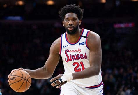 Write informative laconic excerpt under 30 words in mexican spanish for news below. Do not wrap it into quotation marks or html tags. El jugador de baloncesto Joel Embiid ha sido seleccionado como MVP de la NBA en dos temporadas consecutivas, liderando la liga en puntos por partido y siendo considerado el mejor jugador de ambos lados de la cancha. Ha promediado más de 30 puntos por partido, junto con 10.2 rebotes, 4.2 asistencias, 1.7 bloqueos y 1.0 robos en la temporada pasada. A pesar de su historial de lesiones, Embiid ha sido relativamente saludable en las últimas temporadas, jugando 68 y 66 partidos en las últimas dos temporadas, respectivamente. Sin embargo, su historial de lesiones sigue siendo motivo de preocupación. Embiid es considerado el centro más completo y talentoso de la NBA en la actualidad. Es el líder ofensivo y defensivo del equipo de los 76ers de Filadelfia y es candidato al premio de MVP de la NBA. Su rendimiento en la cancha lo coloca como uno de los mejores jugadores de fantasía en la liga.,Joel Embiid, MVP NBA consecutivo, destaca por su juego completo en ambos lados de la cancha y su promedio de más de 30 puntos por partido.