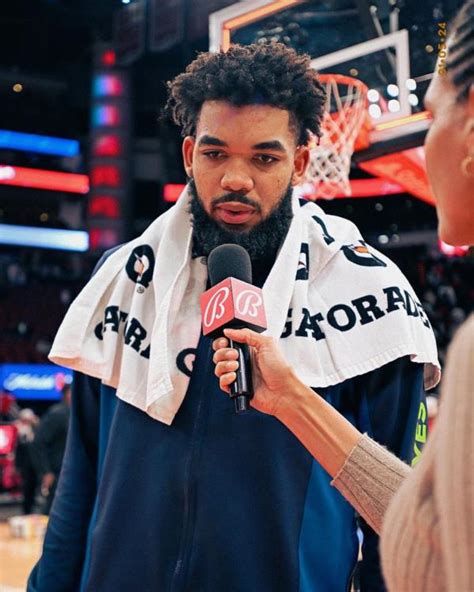 Write informative laconic excerpt under 30 words in mexican spanish for news below. Do not wrap it into quotation marks or html tags. - Karl-Anthony Towns de los Timberwolves ha experimentado una disminución en su producción en las últimas temporadas. - La adquisición de Rudy Gobert por parte de los Timberwolves ha impactado en la producción de Towns. - Towns ha sufrido lesiones y ha jugado menos de 50 juegos en tres de las últimas cuatro temporadas.,Karl-Anthony Towns ha visto caída en su rendimiento en Timberwolves. Llegada de Rudy Gobert y lesiones han afectado su participación en juegos.