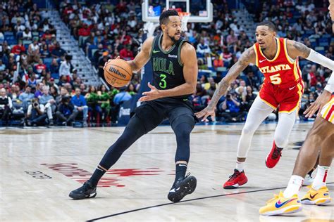 Write informative laconic excerpt under 30 words in mexican spanish for news below. Do not wrap it into quotation marks or html tags. El escolta CJ McCollum se convierte en una pieza clave para los Pelicans de Nueva Orleans, aportando puntos, asistencias y rebotes durante la temporada 2022-23. Fuente: RotoWire. McCollum se destaca por su consistencia en anotación, promediando al menos 20 puntos por partido en cada una de sus últimas ocho temporadas. Fuente: RotoWire. Después de ser traspasado a los Pelicans, McCollum mejora su efectividad de tiro y junto a Zion Williamson, buscará llevar al equipo a los playoffs en la temporada 2023-24. Fuente: RotoWire.,CJ McCollum, pieza clave de los Pelicans, destaca por su anotación consistente y mejora en efectividad de tiro junto a Zion Williamson. (Fuente: RotoWire)